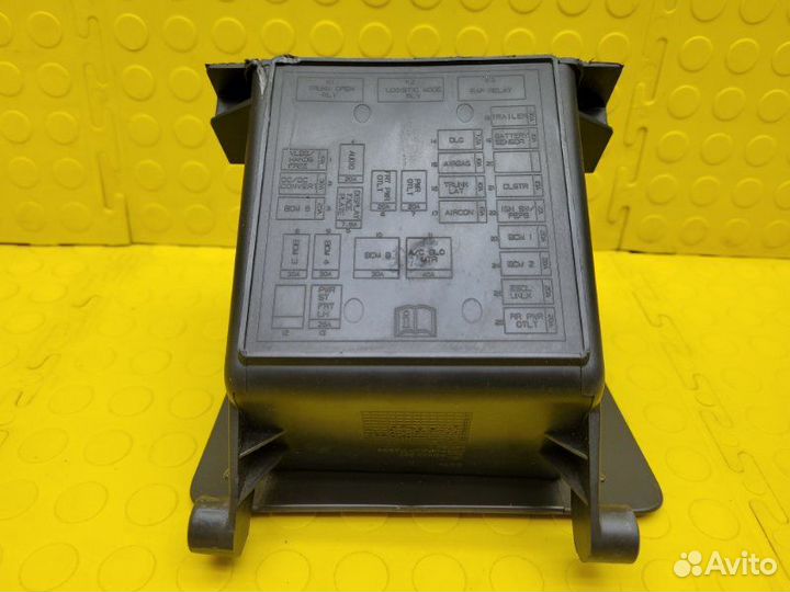 Крышка блока предохранителей, бардачек Chevrolet