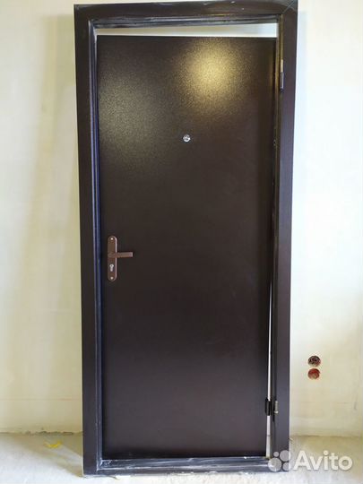 Дверь входная от застройщика металлическая