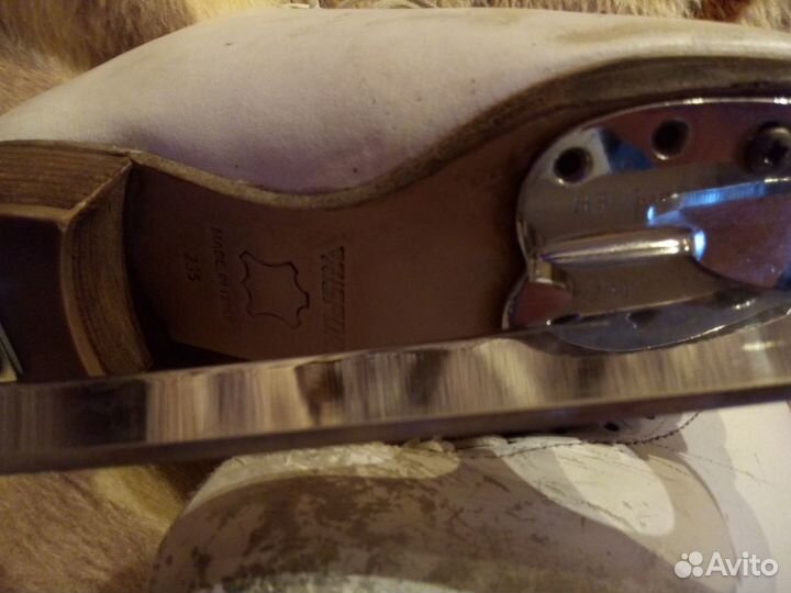 Продаю профессиональные фигурные коньки