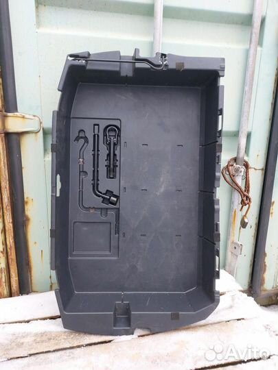 Вещевое отделение в багажнике Toyota Prius 2 NHW20