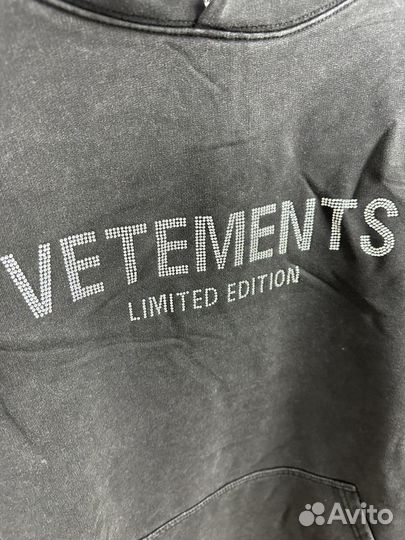 Новая худи Vetements Rhinestone на руках