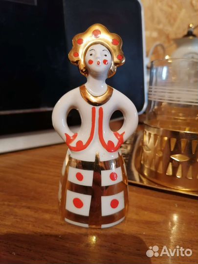 Статуэтка фарфор