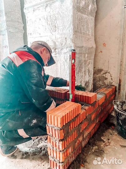 Каменщик на стройку