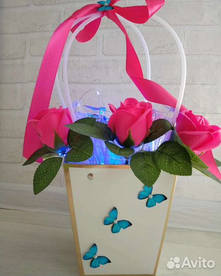 Букет из бабочек дополнен мыльными розами