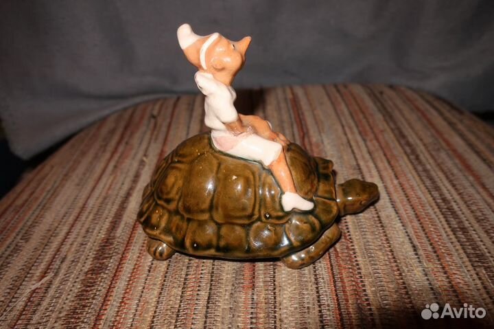 Фарфоровая статуэтка Буратино на черепахе