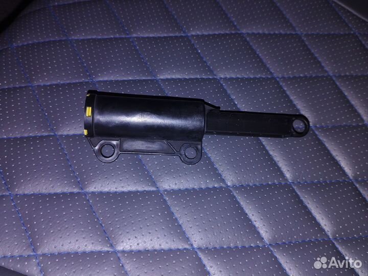 Демпфер бардачка toyota corolla