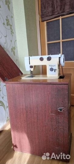 Швейная машина Чайка 143