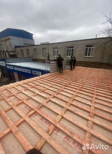 Бригада строителей, кровельные работы