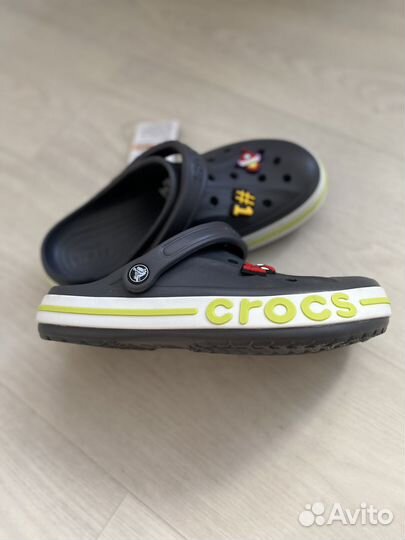 Crocs сабо новые серые с зеленой надписью