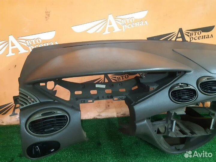 Торпедо Ford Focus Se седан 2.0 2001