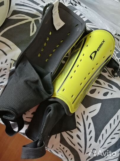 Щитки футбольные Demix с голеностопом (новые)