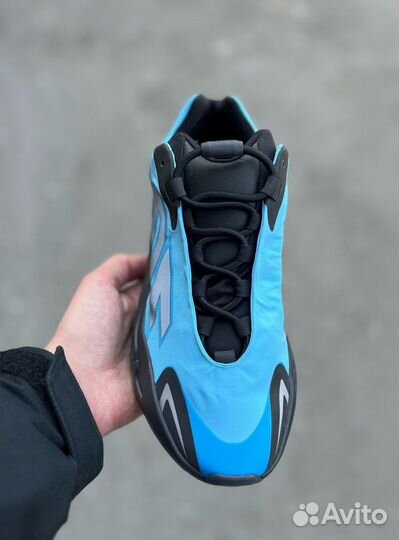 8.5 US. Adidas Yeezy Boost 700 mnvn Cyan. Оригинал