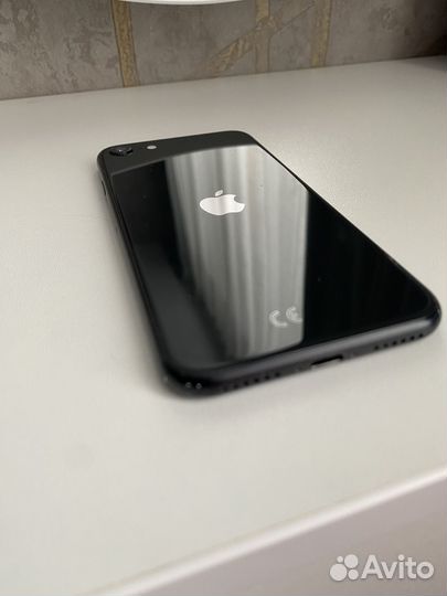 iPhone SE, 64 ГБ