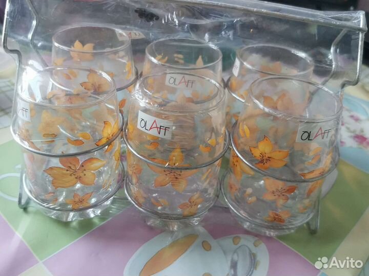 Стаканы в упаковке на подставке