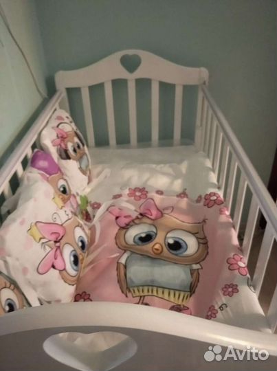 Детская кроватка с маятником