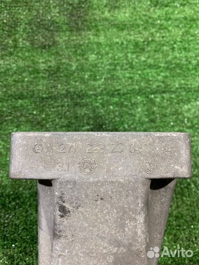 Кронштейн двигателя правый Mercedes-Benz C-Class