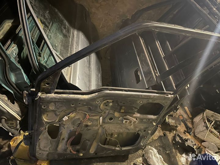 Suzuki escudo td01w передняя правая дверь