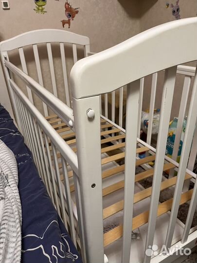 Детская кроватка с маятником