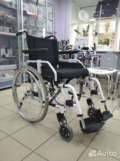 Инвалидная кресло-коляска (новая)