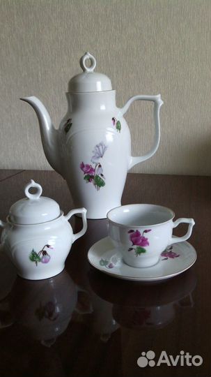 Фарфоровая чашка с блюдцем