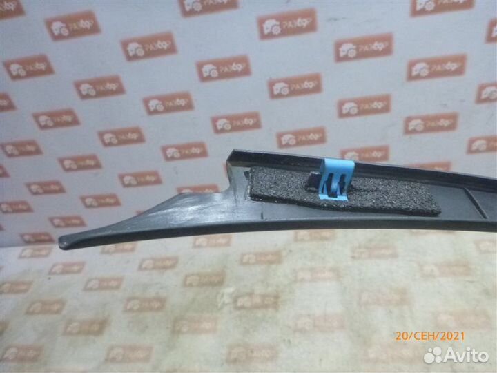 Уплотнительная резинка стекла передняя левая Volvo