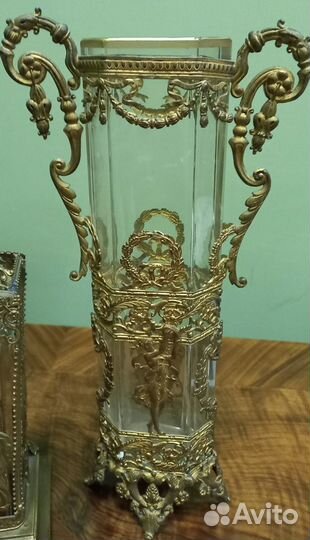 Антикварные часы и две вазы. 1850-70 годы