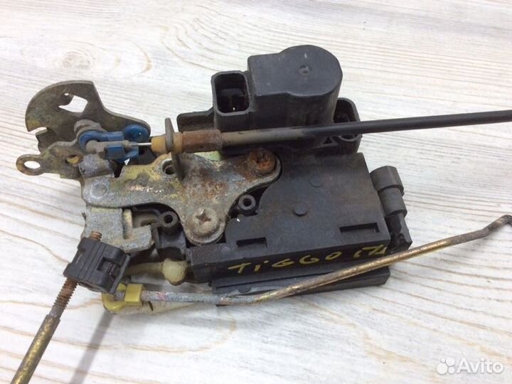 Замок двери передней левый Chery Tiggo T11 4G64