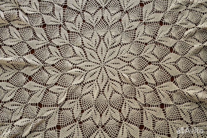 Скатерть на круглый стол ручной работы