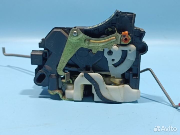 Замок двери передний правый Mitsubishi Outlander 1