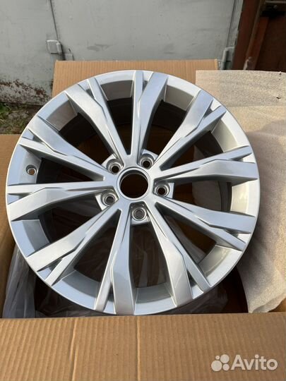 VW Montana Новые Оригинал r17