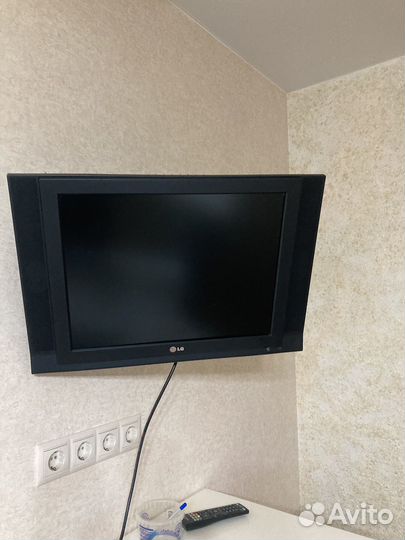 Телевизор LG с кронштейном