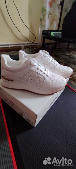 Кроссовки женские