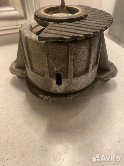 Опора двигателя mercedes w204 2042404217