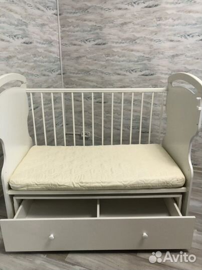 Детская кроватка с маятником белая