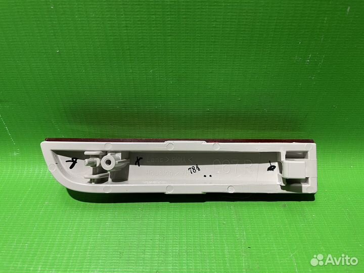 Отражатель правый Toyota Rav4 2006-2013 Avensis 2