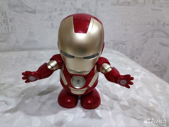 Танцующий робот железный человек