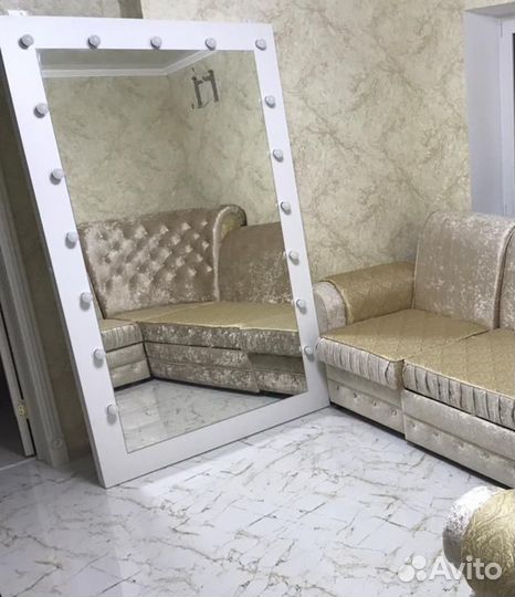 Гримерное зеркало с лампочками