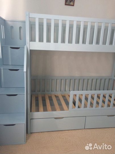 Детская двухъярусная кровать с лестницей комодом