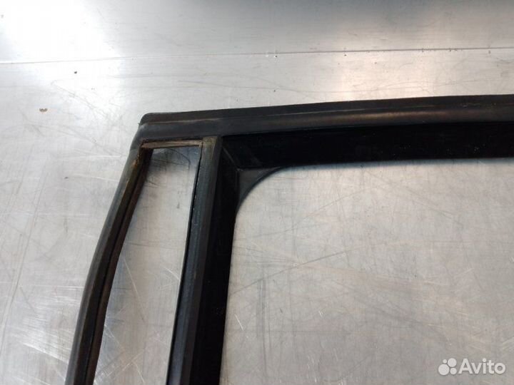 Направляющая стекла двери Volkswagen Golf V