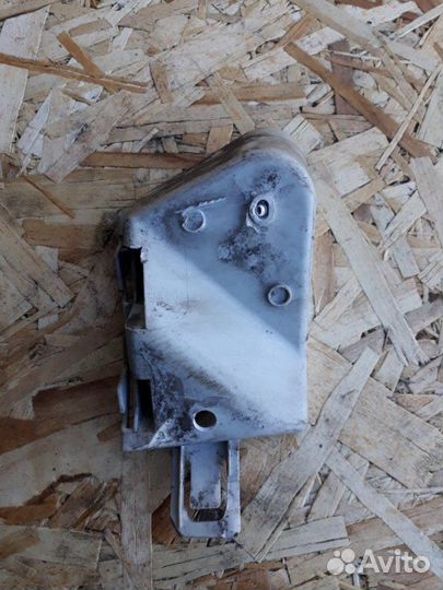 Кронштейн бампера правый Ford Focus 3 CB8 1 L