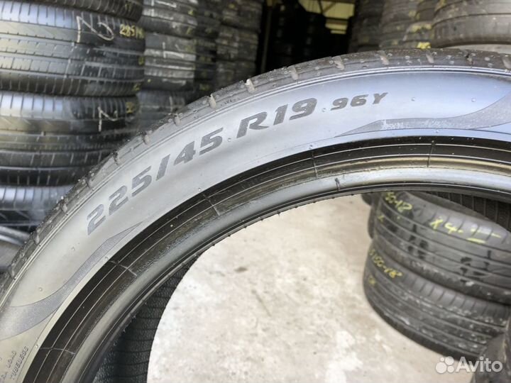 Pirelli P Zero Luxury Saloon 225/45 R19