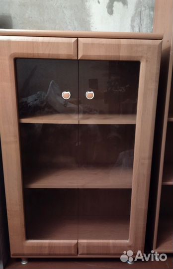 Тумба со стеклянными дверцами