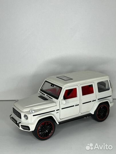 Машинка модельная 1:24