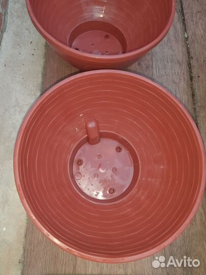 Большой цветочный горшок и маленькие