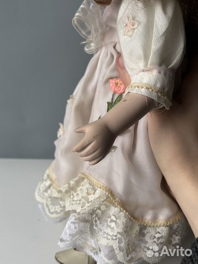 Фарфоровая кукла в белом платье