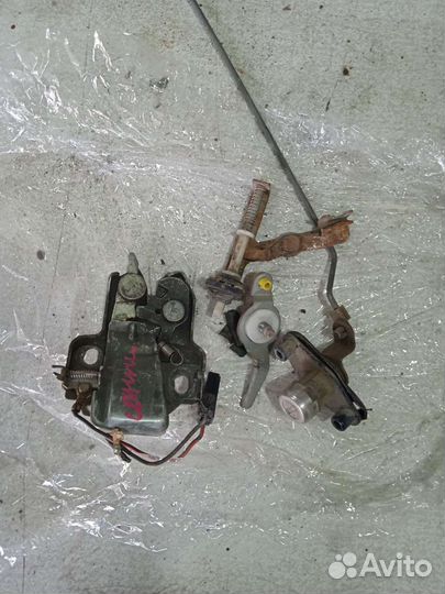 Замок крышки багажника Nissan Sunny Ниссан Санни