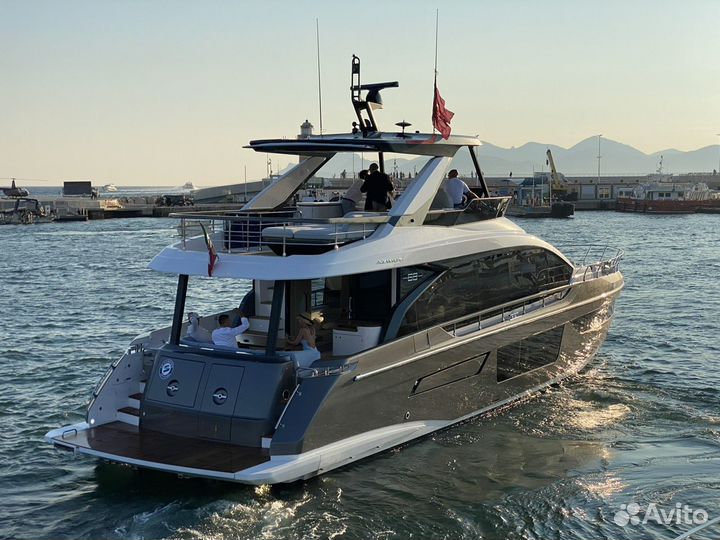 Моторная яхта Azimut 68, 2022