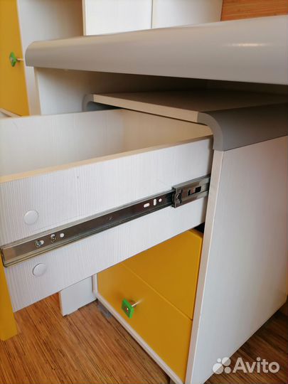 Комплект мебели в детскую