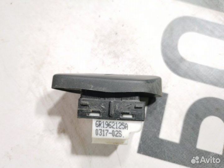 Кнопка центрального замка Volkswagen Polo седан