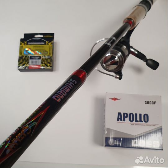 Спиннинг Шимано с катушкой и приманками